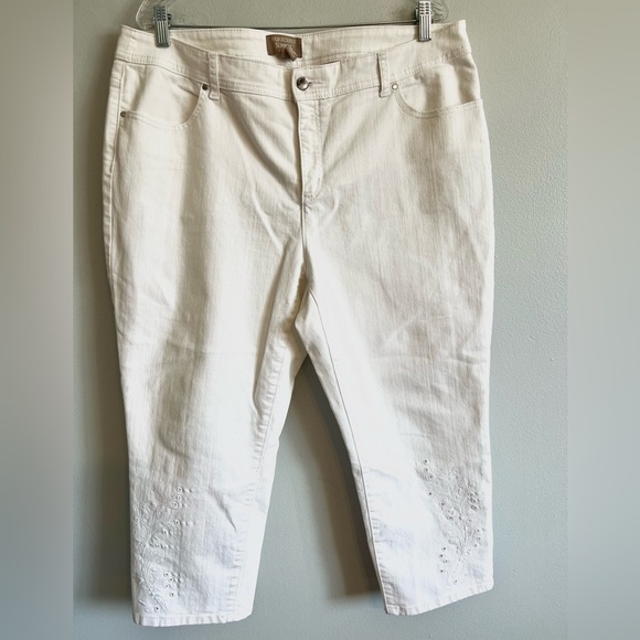 Chico’s Fabulously Slimming White Jeans w/ Floral Eyelet Trim On Legs Size 3 - Picture 2 of 10